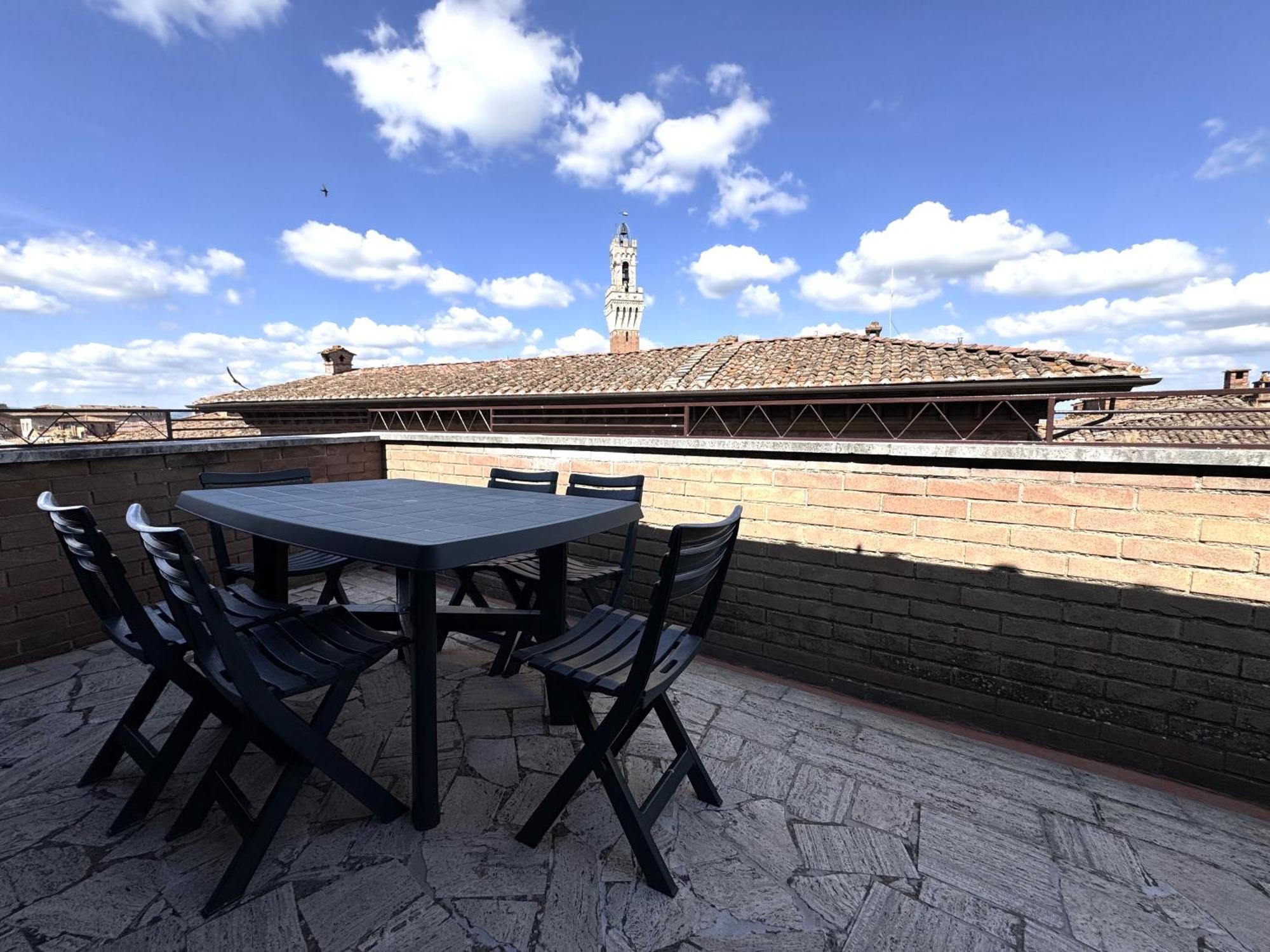 Via Del Poggio With A Big Terrace Siena